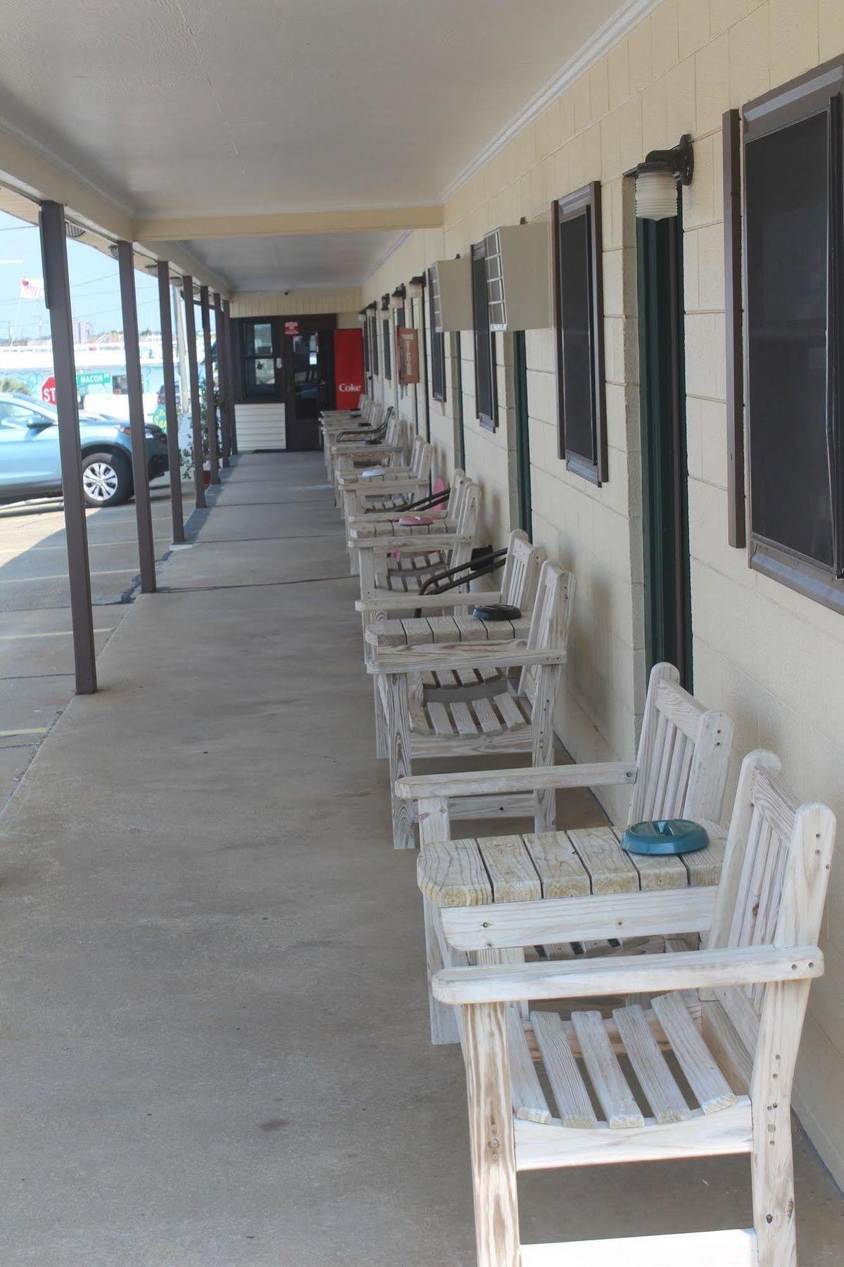 Dollar Motel 2*